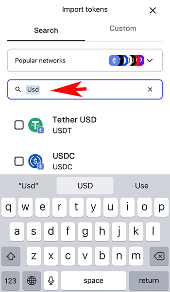 Скриншот экрана импорта токенов MetaMask с красной стрелкой, указывающей на строку поиска, где введено 'Usd'.