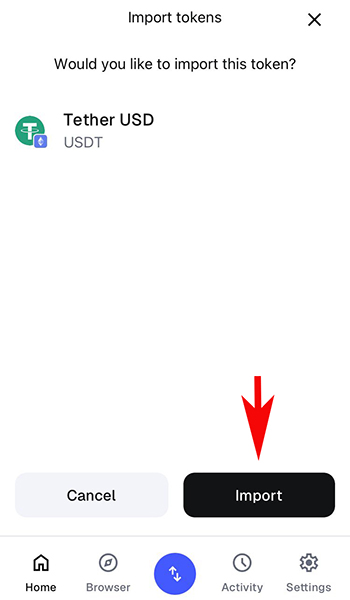 Скриншот экрана подтверждения импорта токена с красной стрелкой, указывающей на кнопку 'Import'.